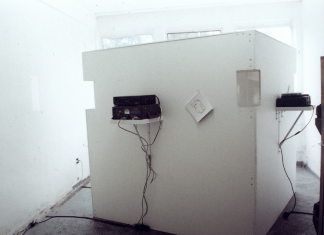 "Wohnmaschine" (Unité d'Habitation),
  2002, installation, projection box, 200 × 200 × 200 cm (Kirsten Kötter)
