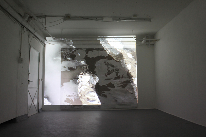 Kirsten Kötter: Transit / Transit (Klimawandel), 2015, Projektraum basis Frankfurt am Main, Video auf Malerei, 260 x 300 cm