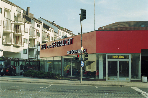 Frankfurt a. M., Am Dornbusch 31, 1997, Neu und Gebraucht Am Dornbusch, Foto: Kirsten Kötter