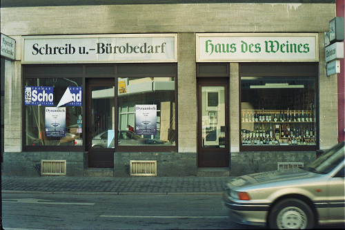 Frankfurt a. M., Grüneburgweg 49, 1996, Schreib- u. Bürobedarf + Haus des Weines, Foto: Kirsten Kötter