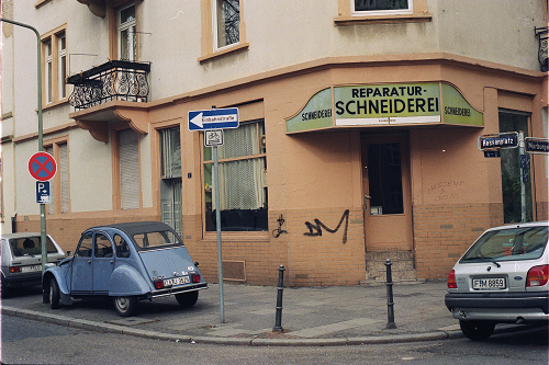 Frankfurt a. M., Hessenplatz 2 / Marburger Straße, 1996, Reparaturschneiderei, Foto: Kirsten Kötter