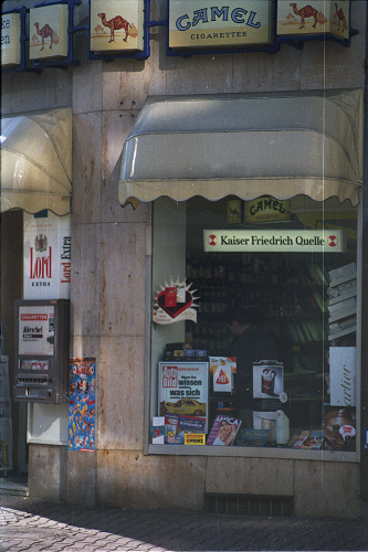 Frankfurt a. M., Reuterweg 69 / Grüneburgweg, 1997, Tabak-Ecke, Zeitschriften, Foto: Kirsten Kötter