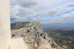 Kirsten Kötter: Painting Site Specific, Malerei vor Ort, auf der Montaigne Sainte-Victoire beim Croix de Provence, 07.10.2013, Aquarell, 17 × 24 cm