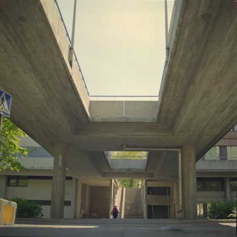 Kirsten Kötter: Fotoserie Pasila (Helsinki), 2002, hier: untere Ebene für Autos