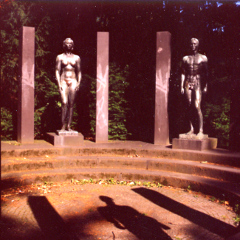 Kirsten Kötter: Site-specific research Rothschildpark (Ring der Statuen by Georg Kolbe),
  Frankfurt am Main, 28.06.2004, photograph