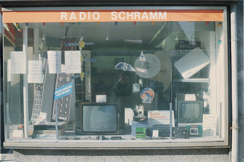 Frankfurt a. M., Grüneburgweg 8, 1996, Radio Schramm, Foto: Kirsten Kötter